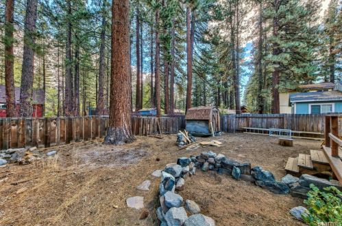 2902 Oakland Ave, South Lake Tahoe CA  96150-7843 exterior