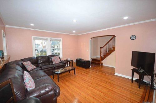 50 Aberdeen Rd, New Hyde Park NY  11040-2138 exterior