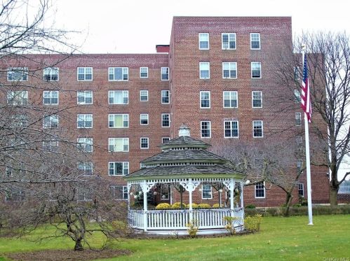 220 Pelham Rd, New Rochelle NY  10805-2506 exterior