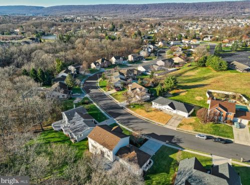 56 Sherwood Cir, West Enola PA  17025-1840 exterior