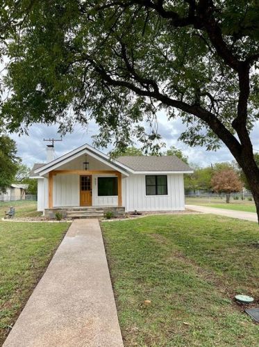 917 Kentucky St, Graham, TX 76450-3514