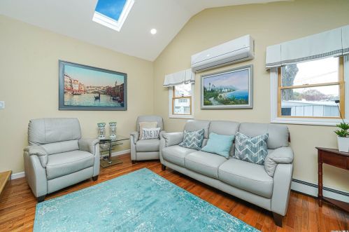 5 Victoria Rd, Babylon NY  11703-1406 exterior