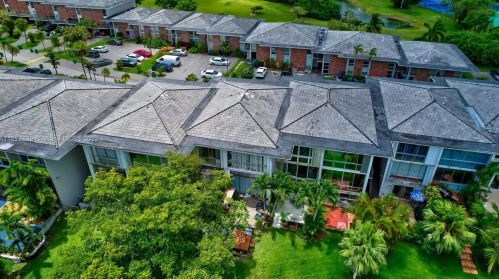 6807 Brookline Dr, Hialeah FL  33015-2443 exterior