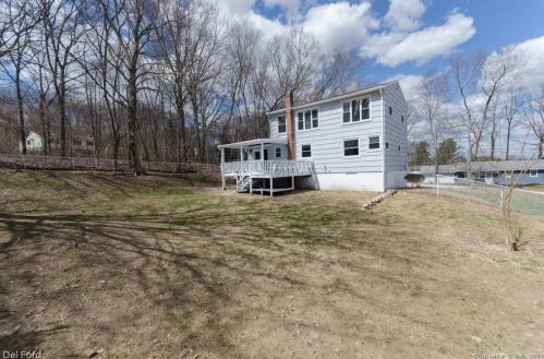 16 Crestview Dr, Uncasville CT  06382-1206 exterior