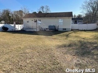 22 Chestnut St, Wheatley Heights, NY 11798-3906