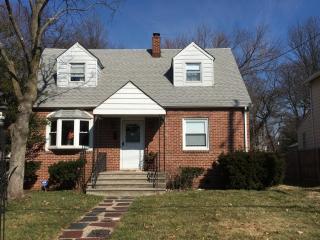 142 9th Ave, Roselle, NJ 07203-2036