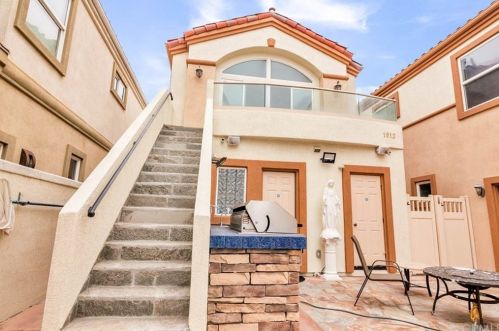 1612 Pacific Coast Hwy, Huntington Beach CA  92648-4434 exterior