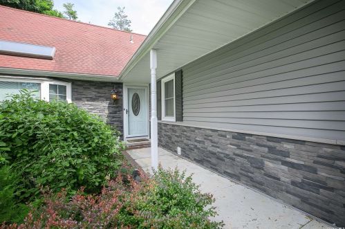 85 Cayuga Ave, South Setauket, NY 11720-1149