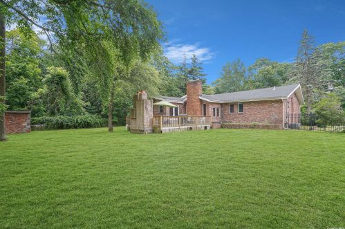 195 Franklin Rd, Oakdale NY  11769-2243 exterior