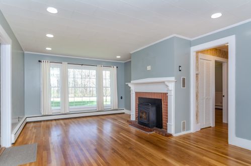 43 Pond St, Newton, NH 03858-3415