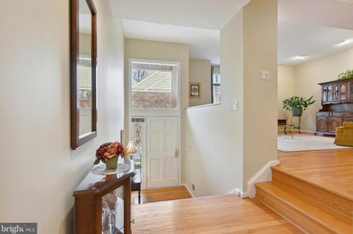 11539 Hemingway Dr, Herndon, VA 20194-1240