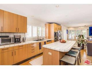 811 Doheny Dr, Beverly Hills CA  90210-3528 exterior