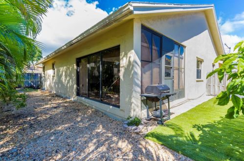 216 9th St, Dania Beach FL  33004-4439 exterior