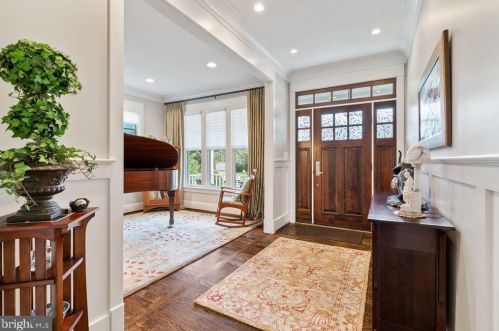 2128 Haycock Rd, Falls Church, VA 22043-1717