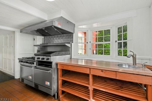 2041 Raritan Rd, Scotch Plains NJ  07076-4711 exterior