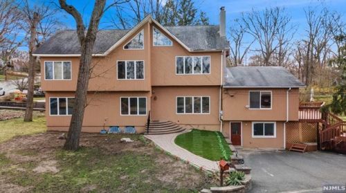 17 Hickory Dr, Oakland NJ  07436-2606 exterior