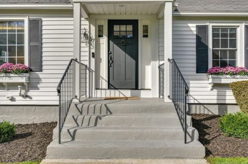 57 Craig Ln, Bridgeport, CT 06611-4450