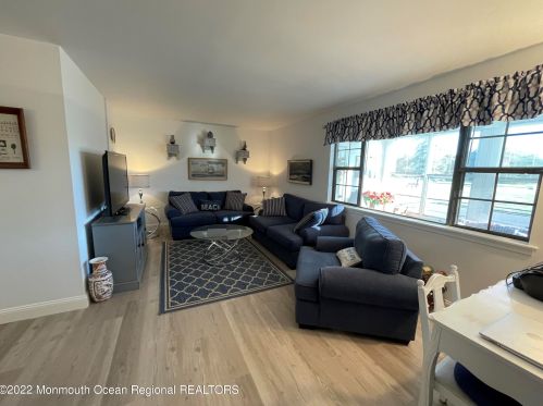 13 Skyline Dr, Bricktown, NJ 08724-1340