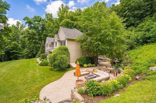 260 White Deer Rocks Rd, Woodbury CT  06798-3505 exterior
