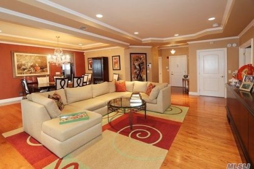529 Roosevelt Way, Westbury, NY 11590-6684