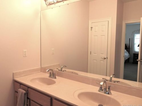 7 Balsam Rdg Cir, Wallingford CT 06492-4377 exterior