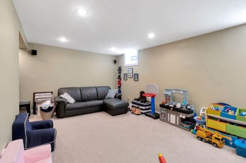 3935 Eileen Dr, Cincinnati OH 45209-2016 exterior