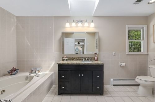 43 Mdw Blf Rd, Greystone Park NJ 07950-1951 exterior