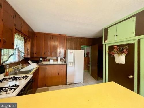 319 Lake Dr, Richmond National Battlefiel VA  22835-2752 exterior