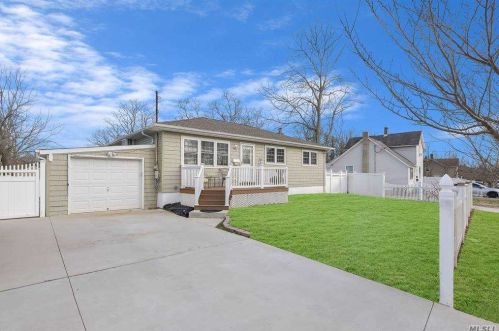 21 Center Ave, Bayshore, NY 11706-7335