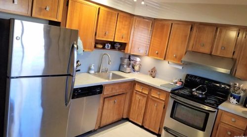 135 Iceland Dr, Huntington Station NY 11746-4231 exterior