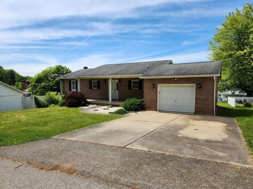 14 Washington St, Latrobe, PA 15650-1457