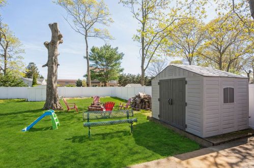 32 Aster Ave, Holtsville NY  11742-1703 exterior