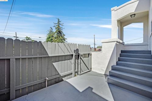 4726 Congress Ave, Oakland CA  94601-4706 exterior