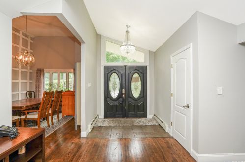 195 Franklin Rd, Oakdale NY  11769-2243 exterior