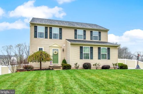 237 Green Meadow Dr, Douglassville, PA 19518-1325