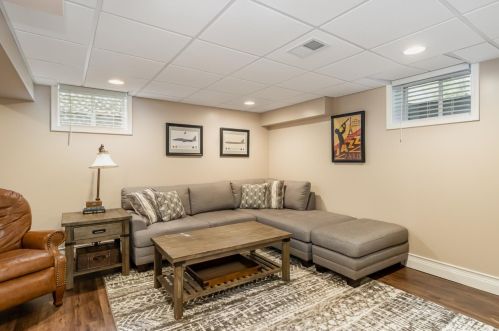 560 Woodlawn Dr, Valpo IN  46385-3347 exterior