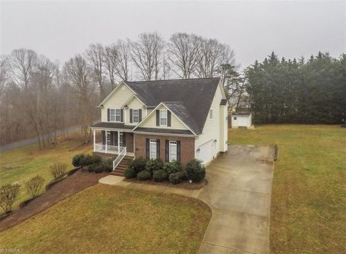 5800 Kingsway Ln, Kernersville, NC 27284-9799