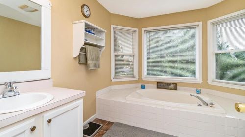 8041 Cross Creek Cir, Breinigsville PA  18031-1327 exterior