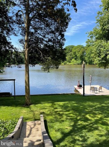 61 Lakeview Dr, Pilesgrove NJ 08098-2081 exterior