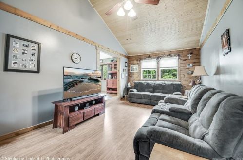 12 Reskin Dr, Wallingford CT  06492-4834 exterior