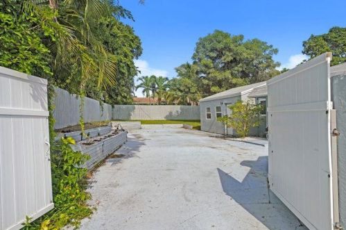 3943 4th Ave, Boca Raton FL  33431-5718 exterior