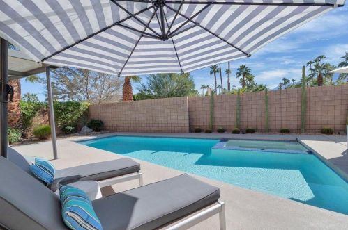 915 Oceo Cir, Palm Springs CA  92264-0330 exterior
