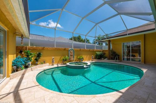 941 Marble Dr, Naples, FL 34104-0818