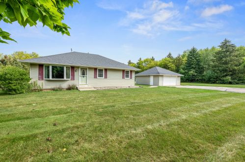 598 Valley Rd, Oconomowoc, WI 53066-4108