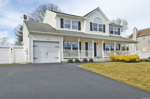 110 7th Ave, Holtsville, NY 11742-2391