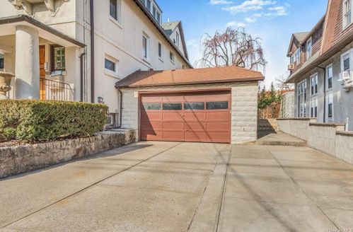 409 261st St, Bronx, NY 10471-1126