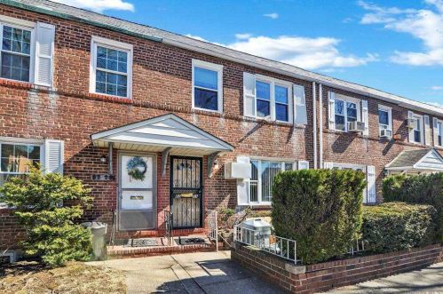 82-31 251st St, Jamaica, NY 11426-2604