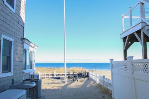 87 Ocean Dr, Seabrook, NH 03874-4711