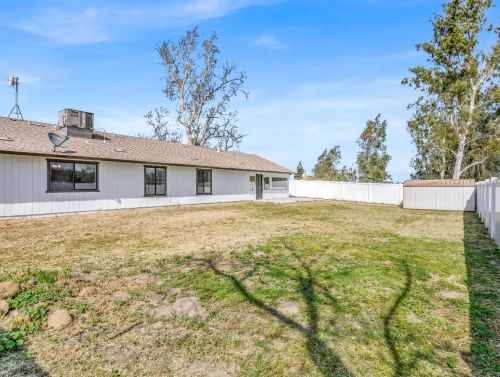 855 Mount Whitney Ave, Laton CA  93242-9724 exterior