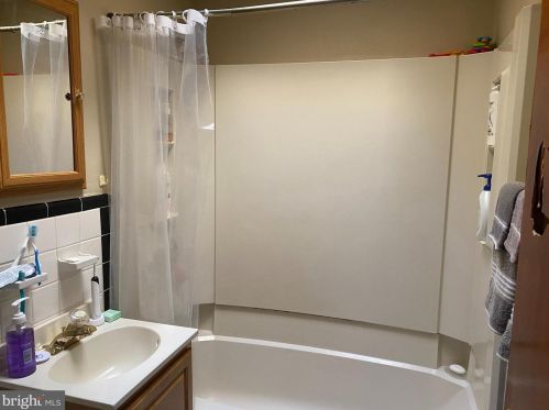 2435 Brookwood St, Harrisburg PA 17104-2112 exterior